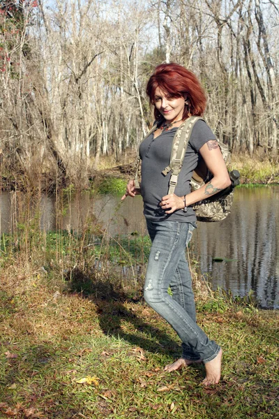 Mujer casual con mochila al aire libre —  Fotos de Stock