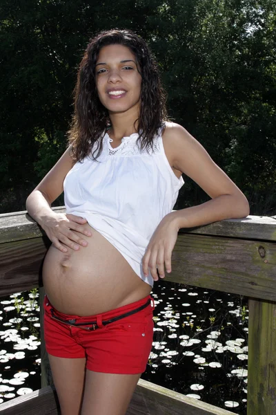 Молодая беременная женщина на открытом воздухе (6 ) — стоковое фото