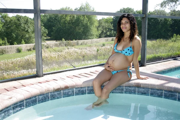 Молодая беременная женщина у бассейна (3 ) — стоковое фото