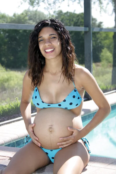 Mujer embarazada joven junto a la piscina (11 ) —  Fotos de Stock