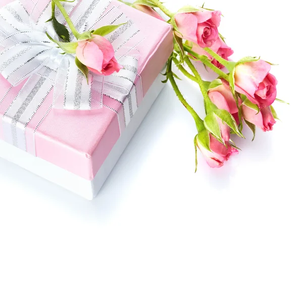 Gift box with a silver bow and roses — Stock Photo, Image