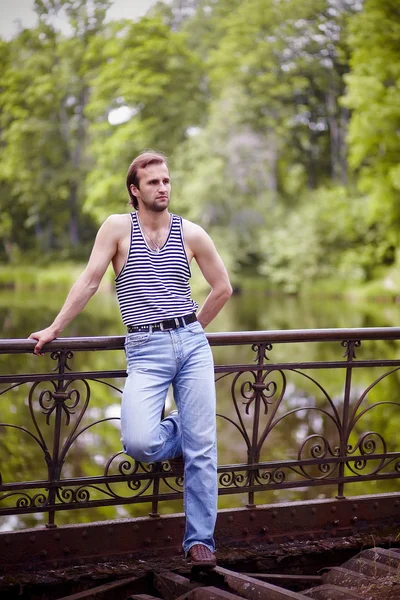 El joven al aire libre sobre una esgrima — Foto de Stock