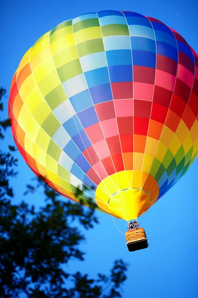 Raznouvetny balon w niebo. — Zdjęcie stockowe