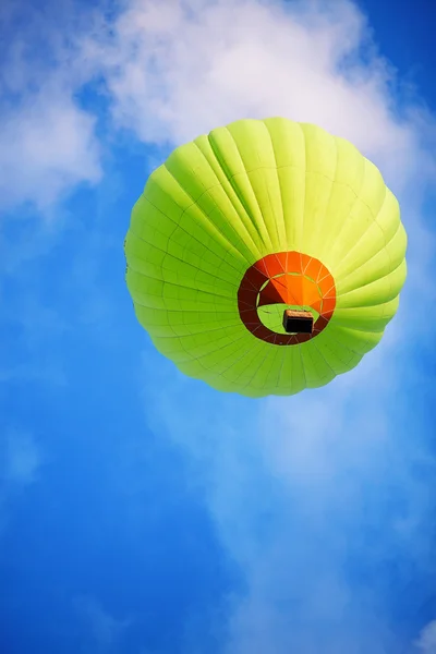 Balão verde nas nuvens. — Fotografia de Stock