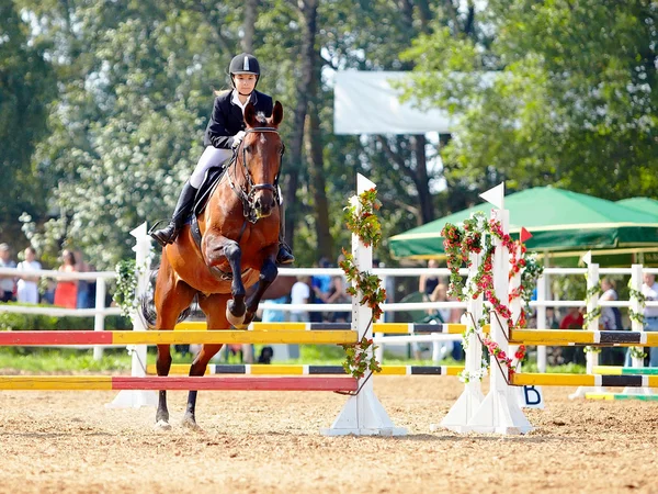 赤い馬のスポーツウーマン. — ストック写真