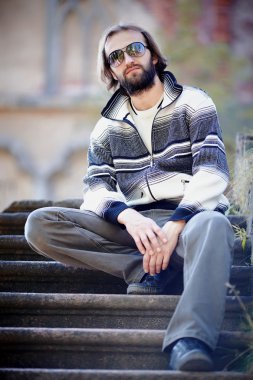 adam bir merdivene oturur.