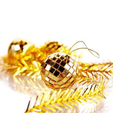 Altın Ayna Küre ve yılbaşı tinsel.