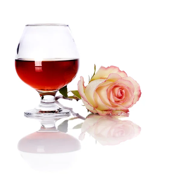 Verre et rose sur fond blanc . — Photo