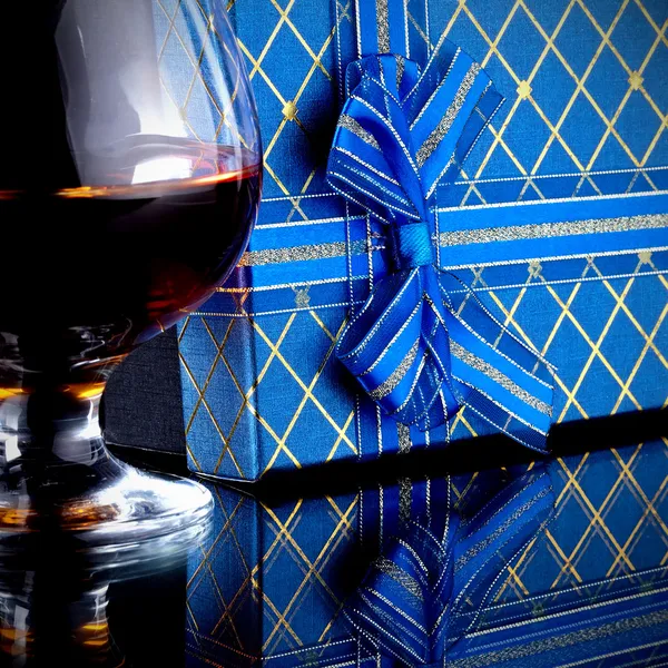 alkol ve hediye kutusu.