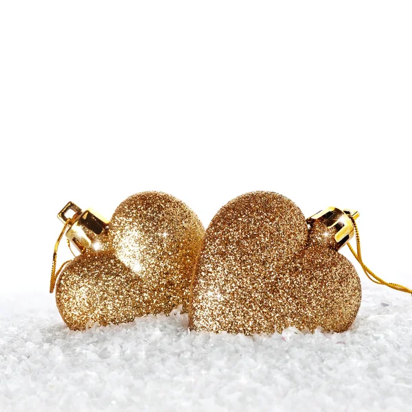 Dos corazones de oro en la nieve — Foto de Stock