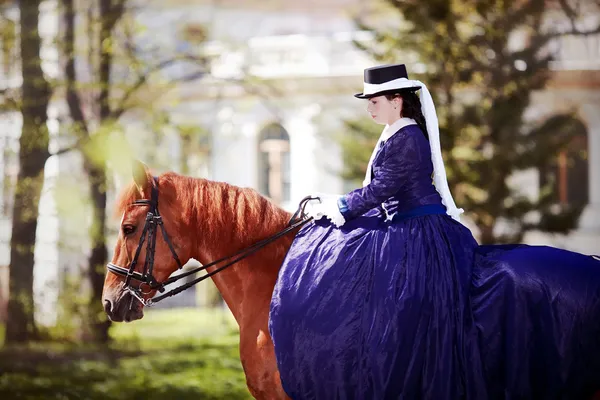 Προσωπογραφία της κυρίας σε ένα κόκκινο άλογο. — Φωτογραφία Αρχείου