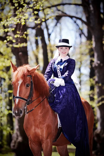 Señora en un caballo rojo . — Foto de Stock