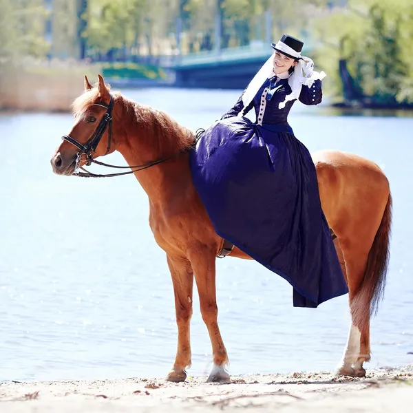 La señora en paseo a caballo . — Foto de Stock