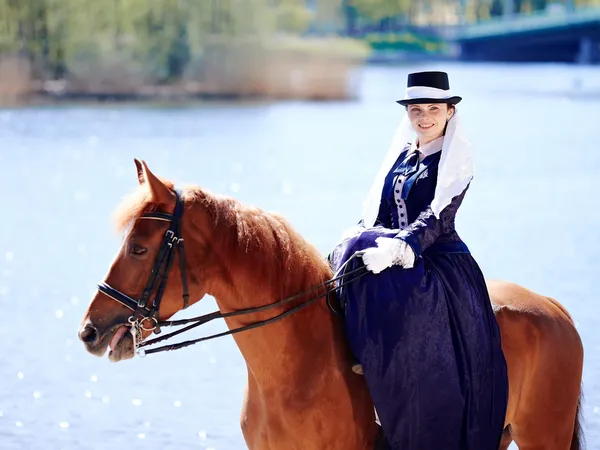 Porträtt av damen på en röd häst. — Stockfoto