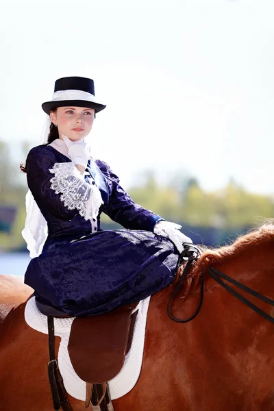 Retrato de la dama en paseo a caballo . — Foto de Stock