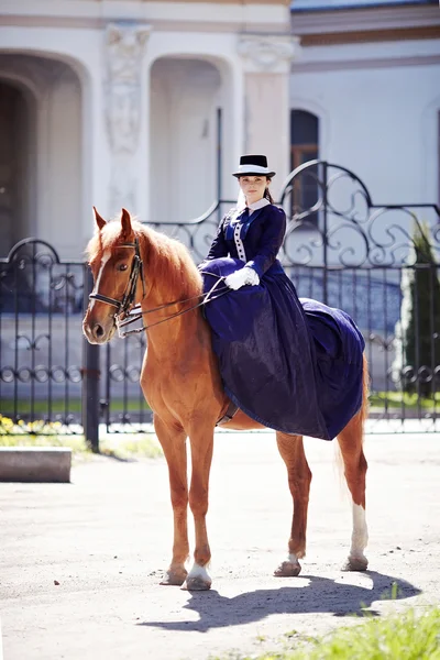 La signora in passeggiata a cavallo . — Foto Stock