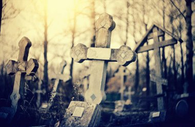 Akşamları mezarlıkta lop-side mezarı kesişiyor..