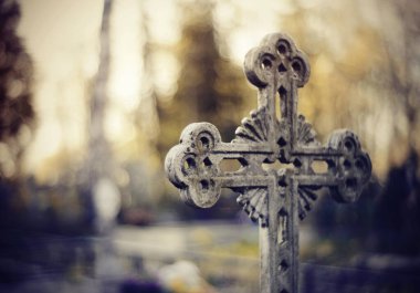 Sepulchral akşamları mezarlıktan geçer..