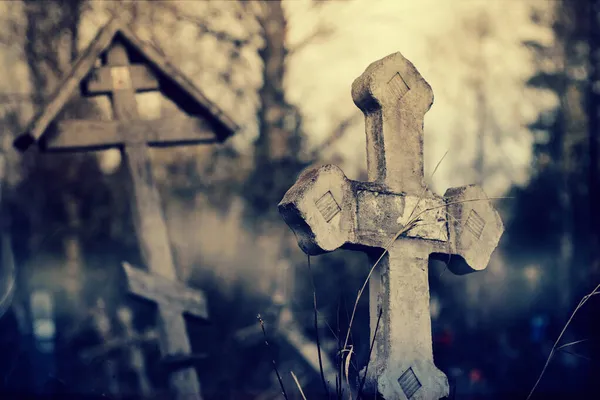 Starý Lop Sided Hrob Kříže Vyhozených Hrobech Hřbitově — Stock fotografie