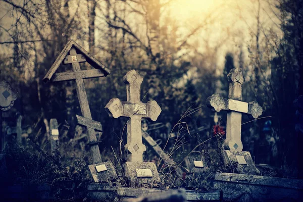 Die Alten Schiefen Grabkreuze Auf Dem Friedhof Abend — Stockfoto