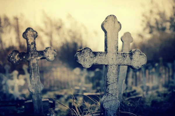 Starý Lop Sided Hrob Kříže Vyhozených Hrobech Hřbitově — Stock fotografie