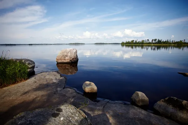 Stone coast of the lake. — Stock Photo, Image