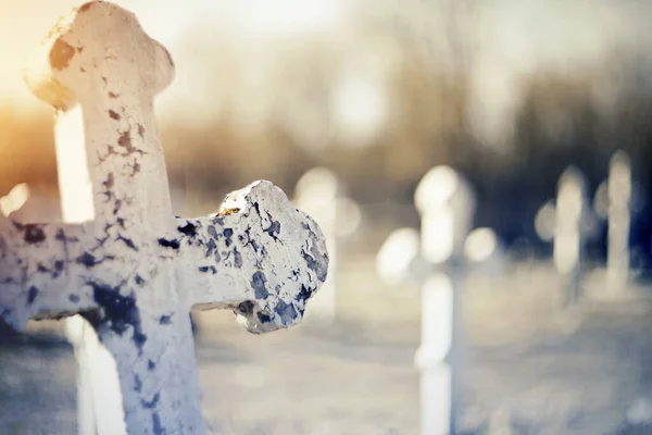 Grab Des Weißen Alten Kreuzes Auf Dem Friedhof — Stockfoto