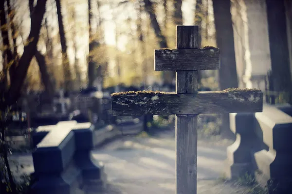 Das Alte Hölzerne Schiefkreuz Auf Dem Friedhof — Stockfoto