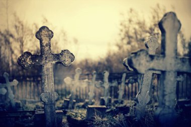 Mezarlıktaki atılan mezarların üzerinde lop-side mezar haçları var..