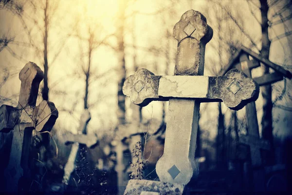 傍晚时分 墓园旁的古老的圆形坟墓十字架 — 图库照片