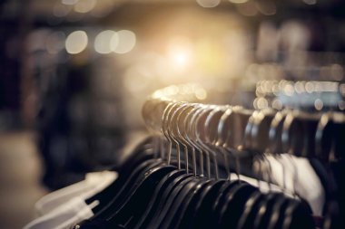 Elbiseli askılar mağazada indirimde. Bulanık arkaplan. 