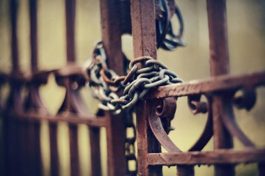 Paslı, eski, kilitli bir kapıda metal zincir yarası