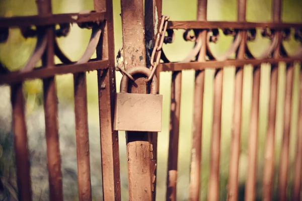 生锈的链条上的锁上的金属门 — 图库照片