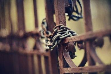 Paslı, eski, kilitli bir kapıda metal zincir yarası