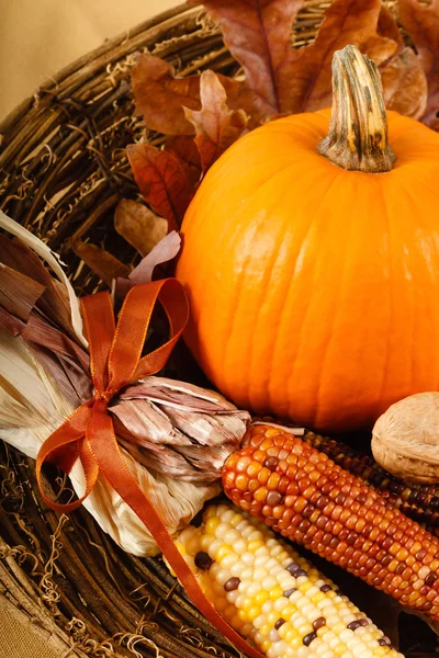 Décorations d'automne avec citrouille et maïs indien Images De Stock Libres De Droits
