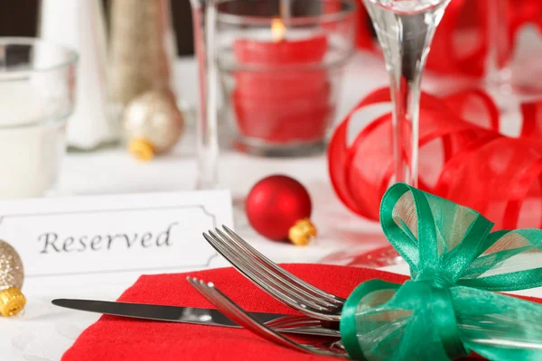 Gereserveerde kerst restaurant tafel — Stockfoto