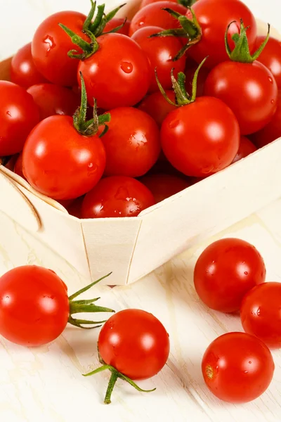 Cesta de tomates rojos de cereza —  Fotos de Stock