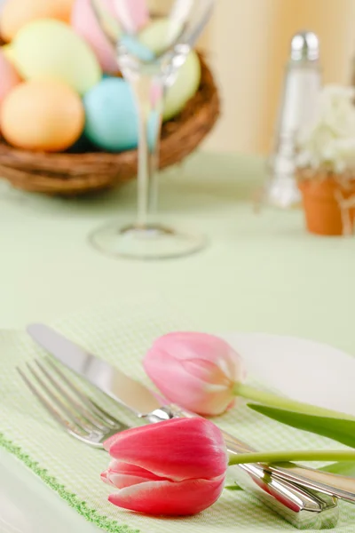 Configuración de la mesa de Pascua con tulipanes rosados — Foto de Stock