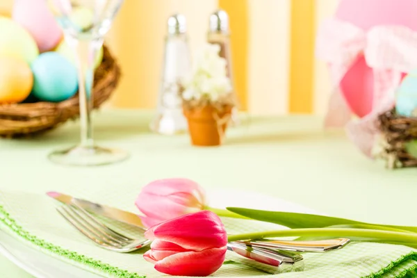 Tulipanes rosados en una mesa de Pascua — Foto de Stock