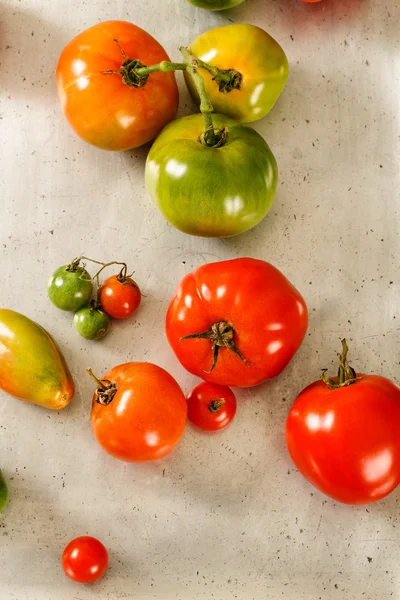 Overhead View Of Red And Green Homegrown Tomatoes — Stock Photo, Image