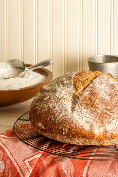 Круглый сельский ремесленный хлеб — стоковое фото