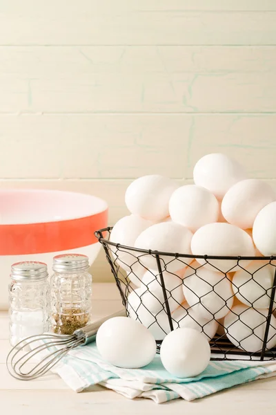Ovos frescos em uma cesta de arame — Fotografia de Stock