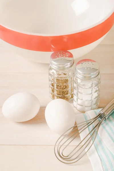 Eier mit Salz- und Pfefferstreuern — Stockfoto