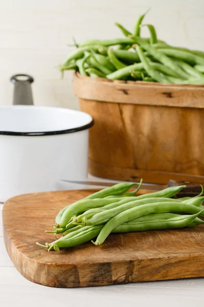 Zahradní čerstvé zelené fazolky na prkně — Stock fotografie