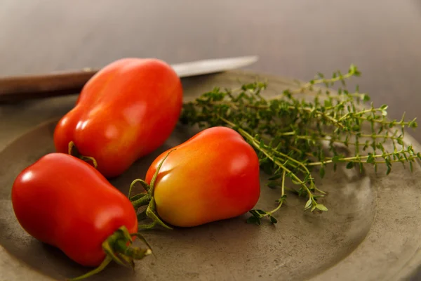 Tomates amadurecidos da ameixa caseira vermelha — Fotografia de Stock