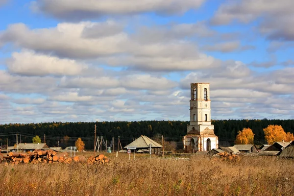 Iglesia ortodoxa destruida en el campo — Foto de Stock