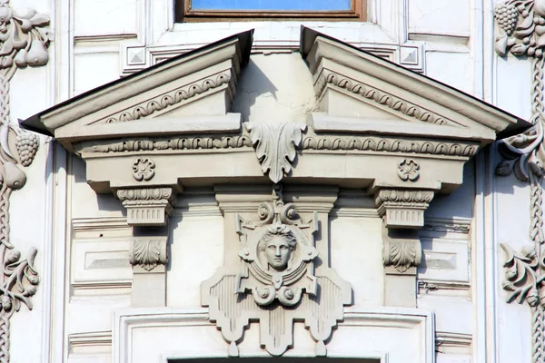 La pared del edificio, decorado con bajorrelieve - la cabeza de una mujer —  Fotos de Stock