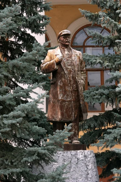 Monument to Lenin in the trees — Stock Photo, Image