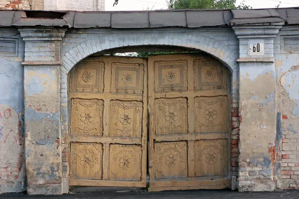 Oude poort in het klooster gebouw — Stockfoto