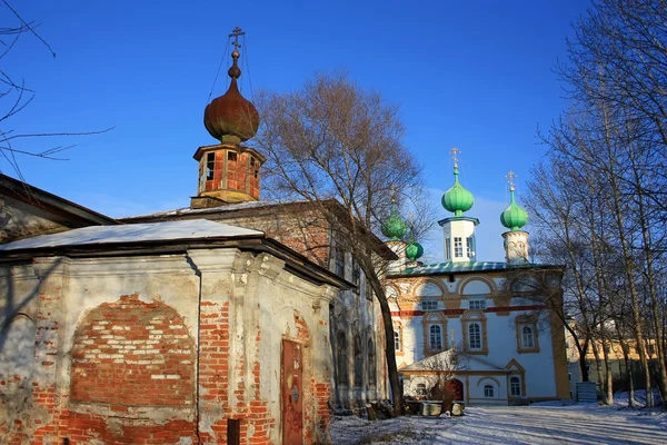 Een oude orthodoxe Kerk tegen de blauwe hemel — Stockfoto